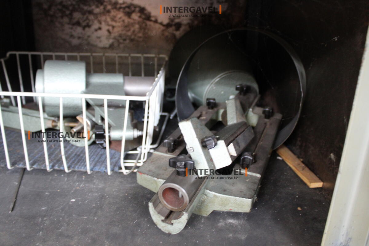 Mérőmikroszkóp és szekrény 11