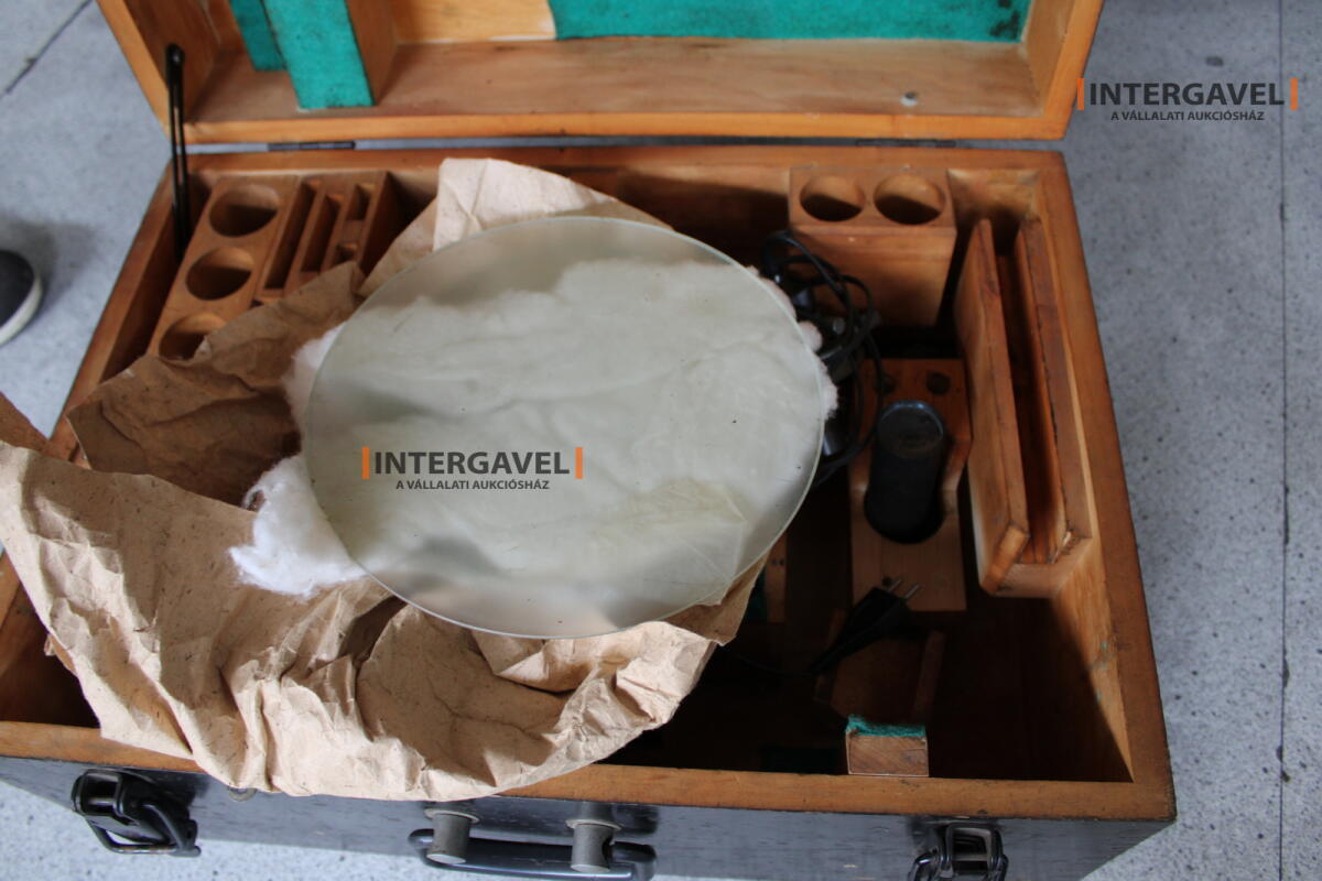 Mérőmikroszkóp és szekrény 13