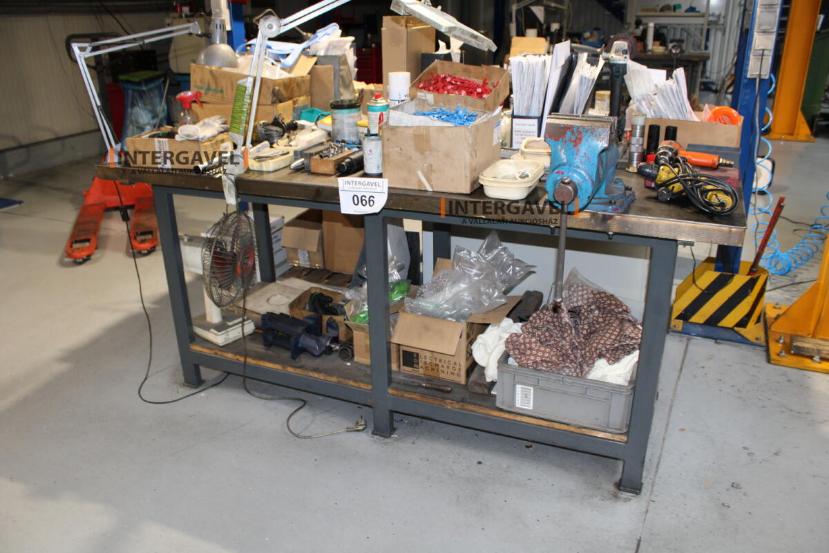 Műhelyasztal satuval