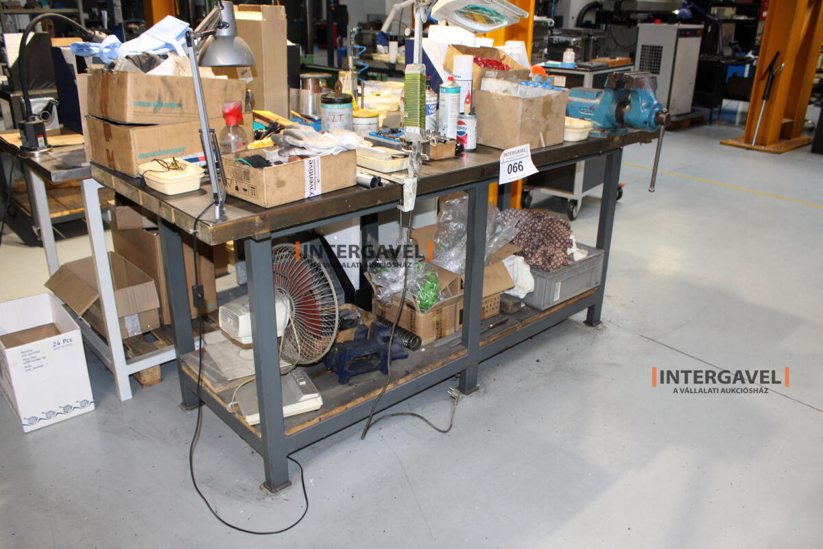 Műhelyasztal satuval 2