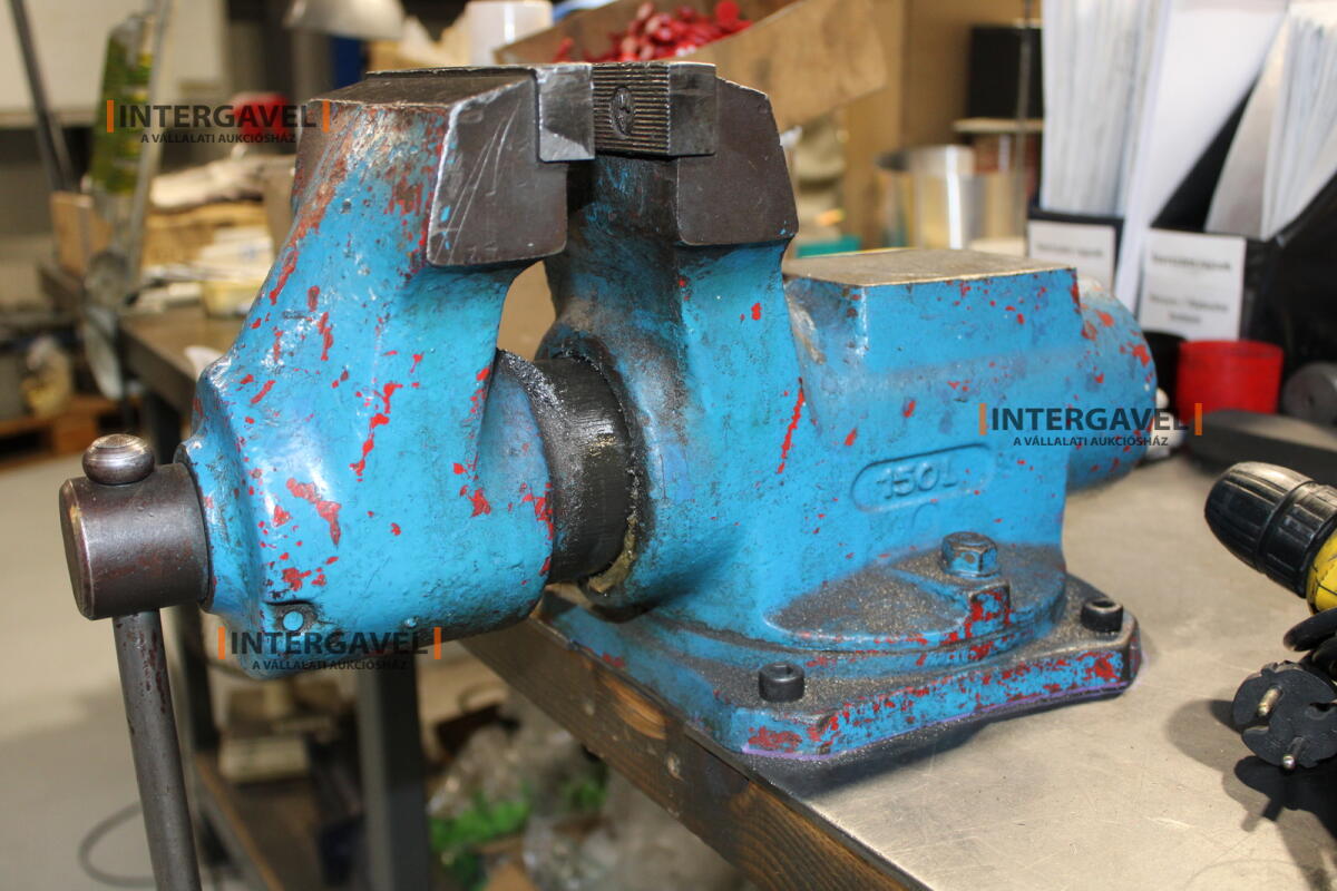 Műhelyasztal satuval 3