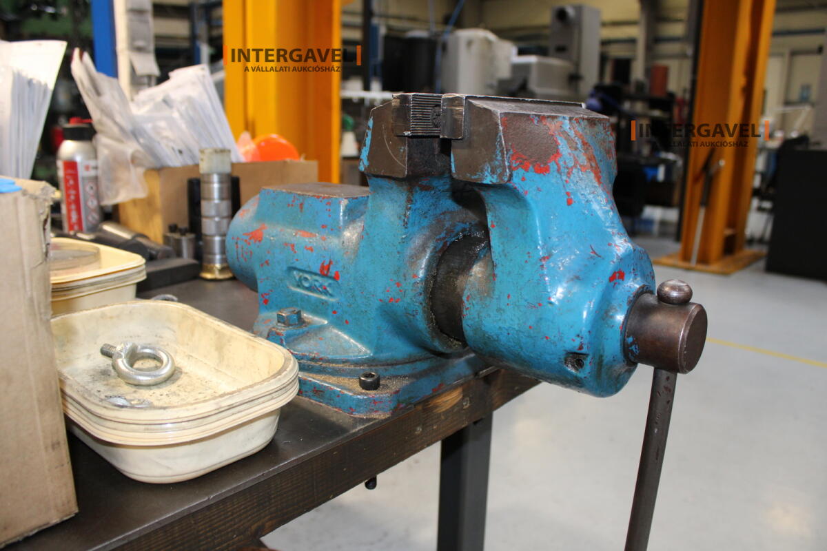 Műhelyasztal satuval 4