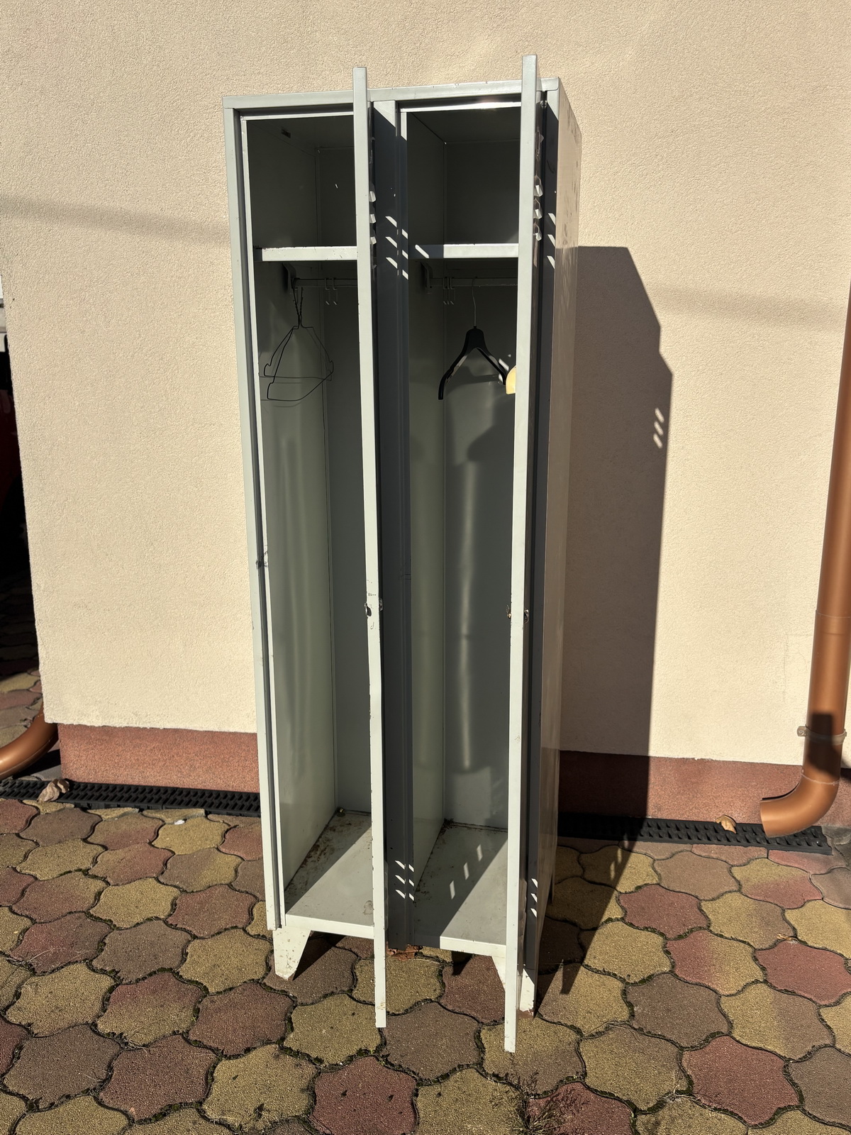 Öltözőszekrény 2