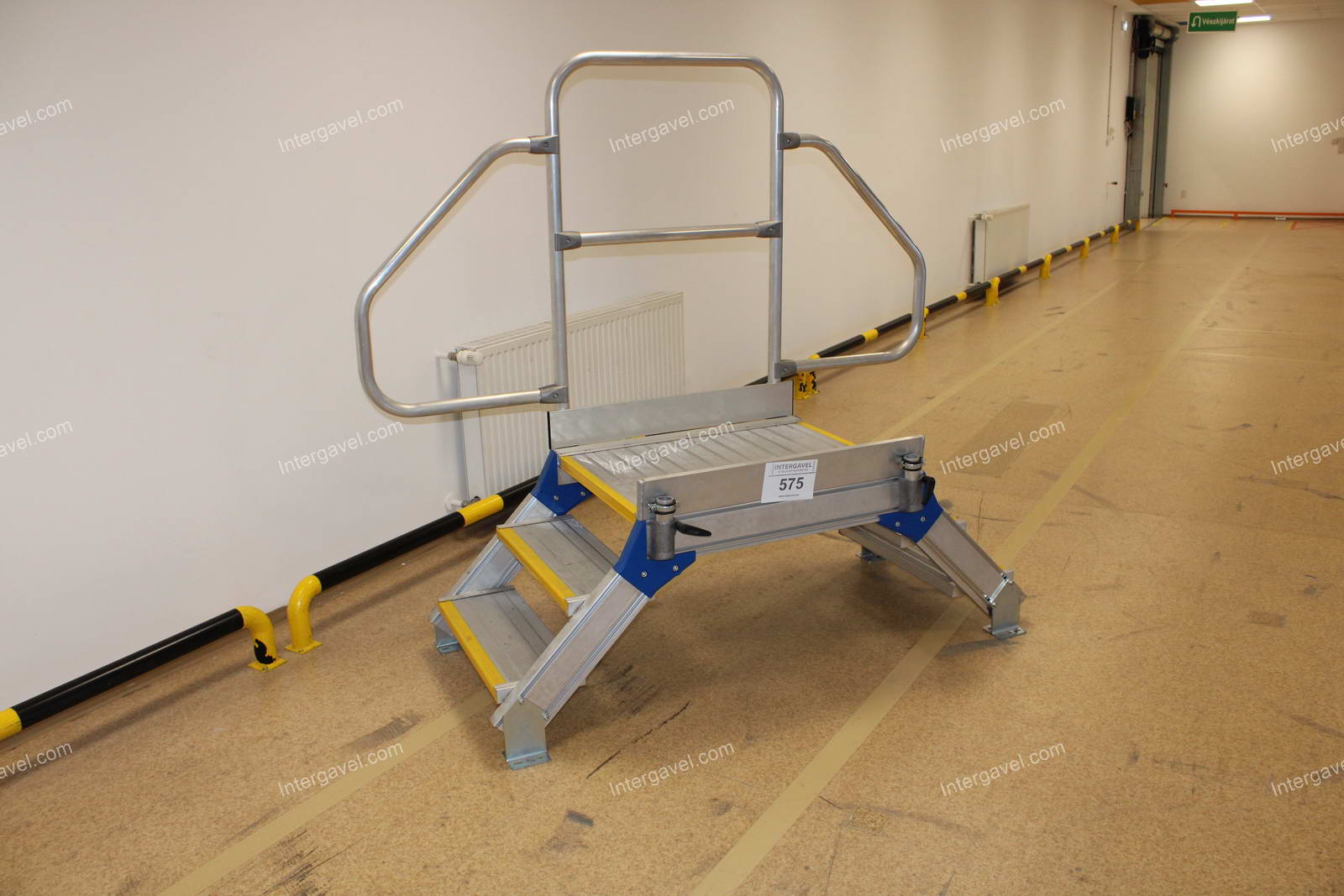 Átjáró lépcső, dobogó