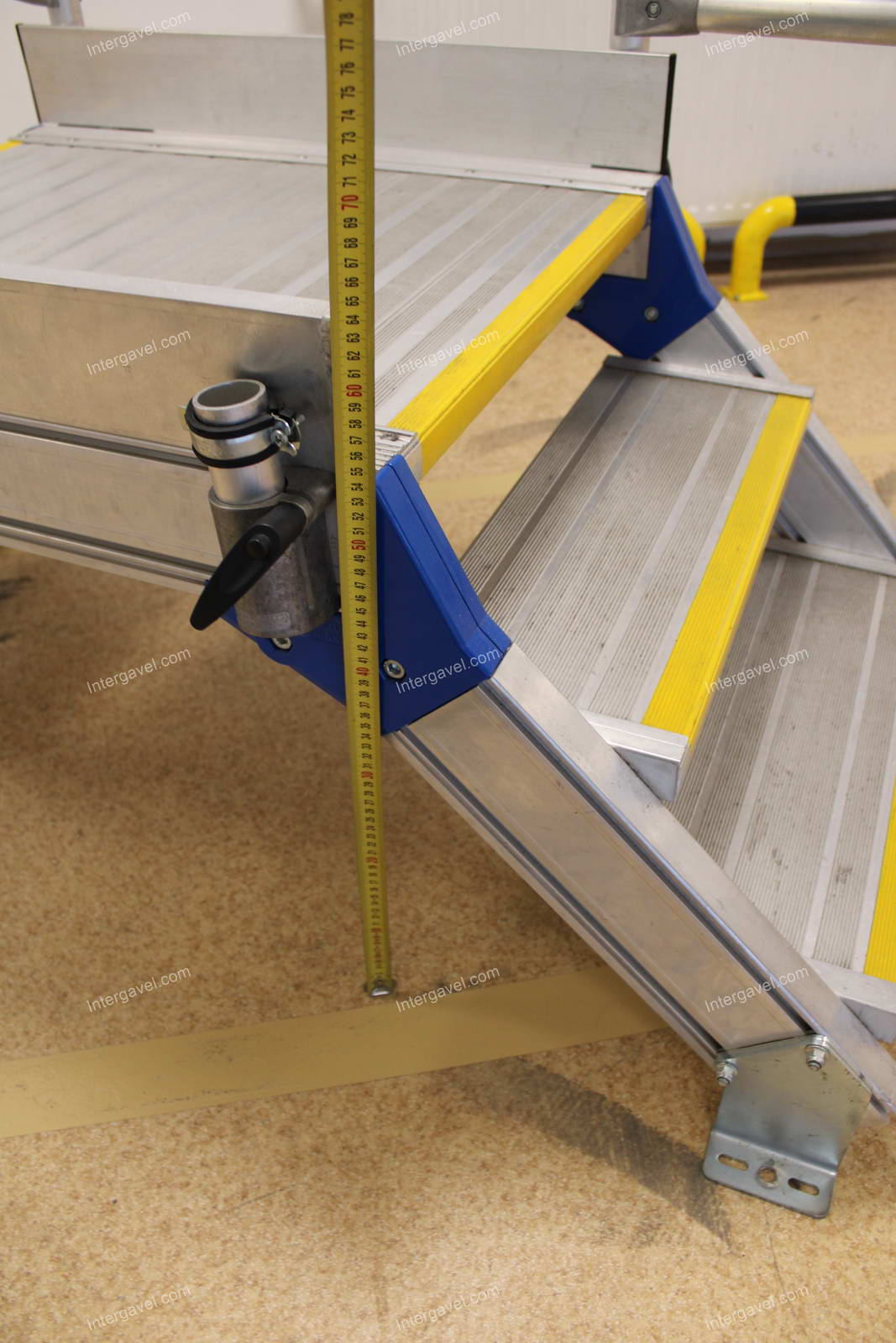 Átjáró lépcső, dobogó 10