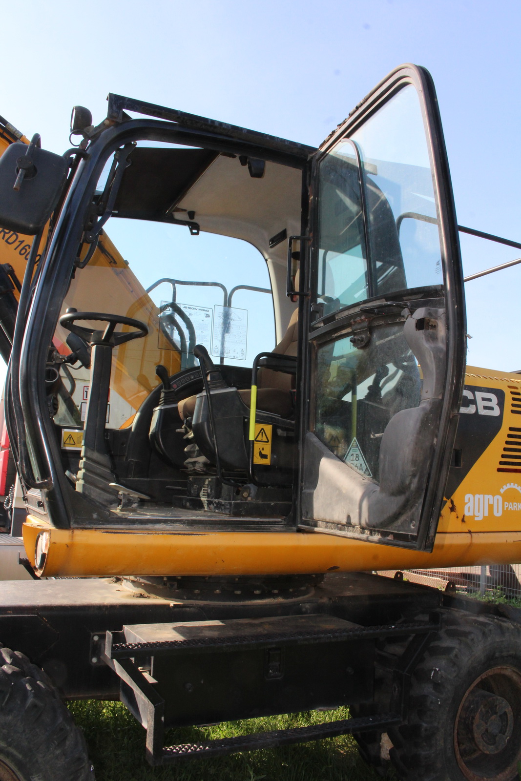 Gumikerekes kotró- JCB JS160W 14