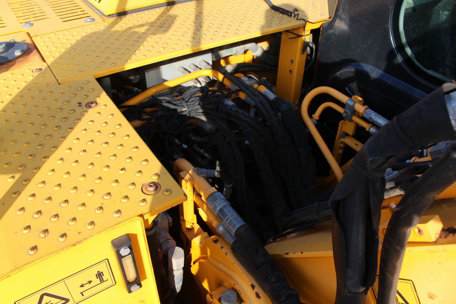 Gumikerekes kotró- JCB JS160W 17