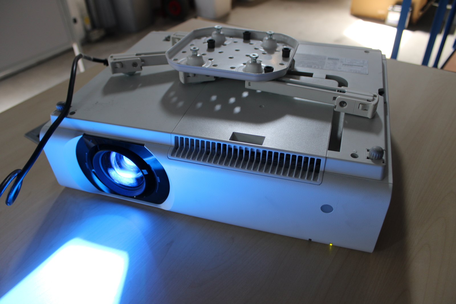 Sony VPL-CH375 projector 8