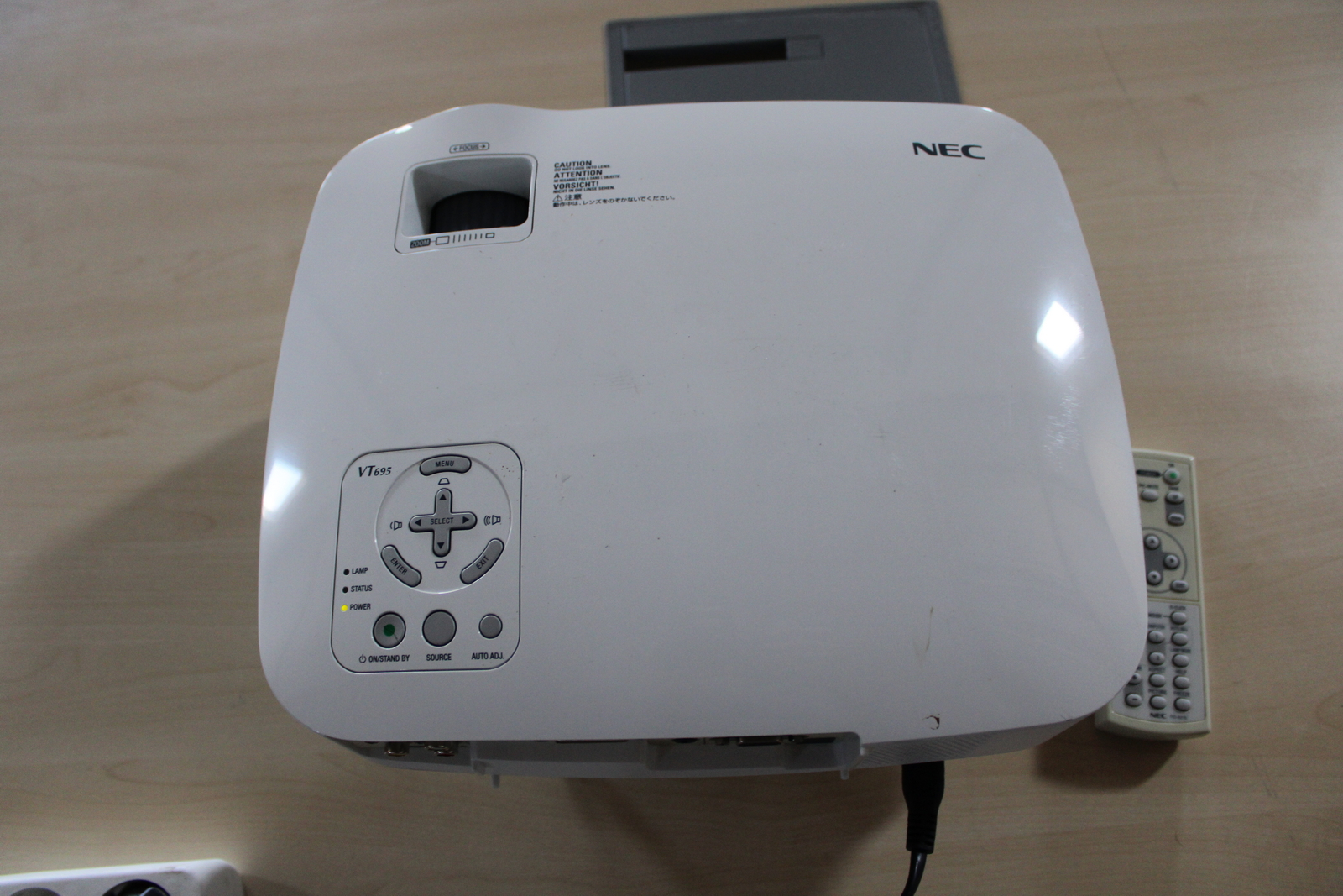 NEC VT 695 projector 3