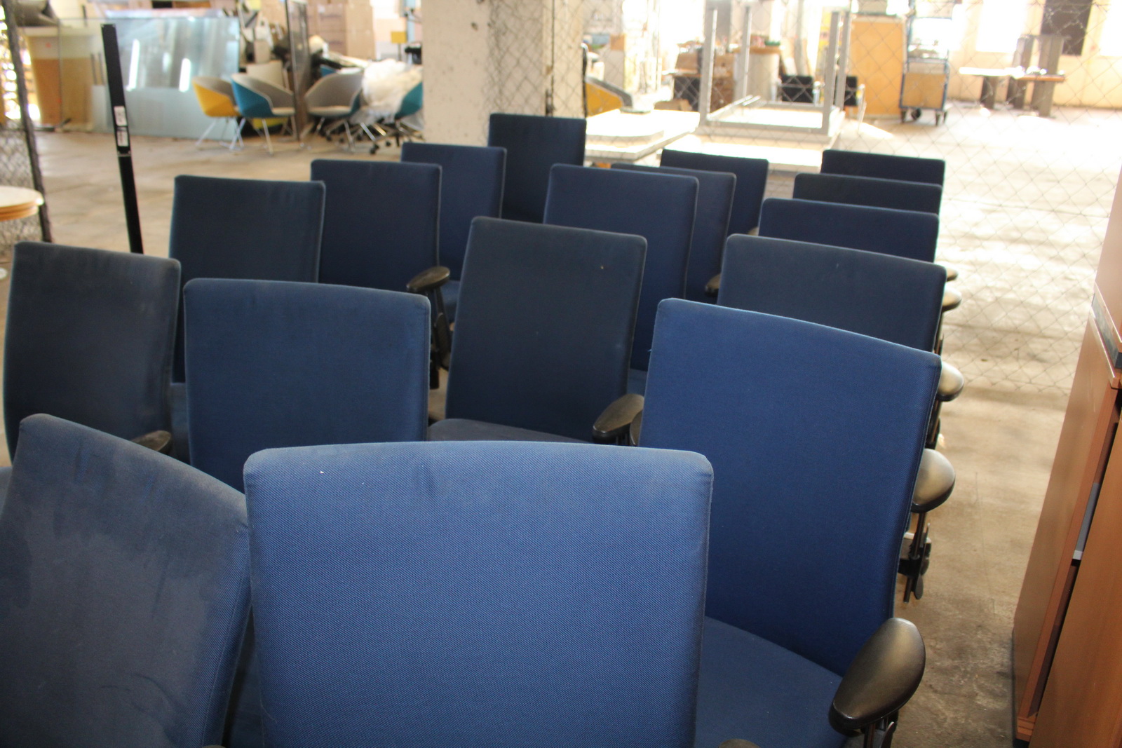 Görgős szék (kék-Comforto) 3