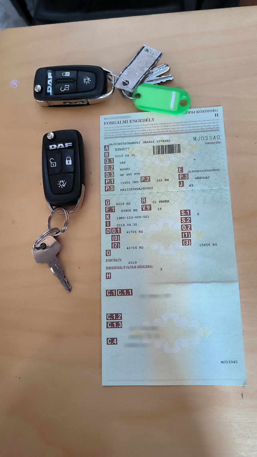 Nyergesvontató és pótkocsi 32