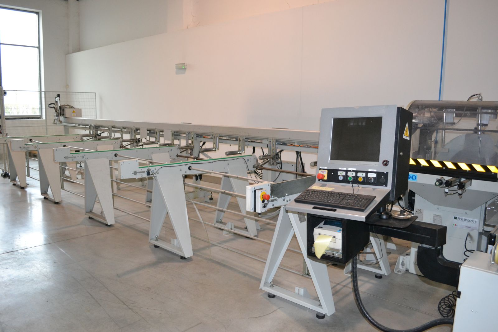 Darabológép behordóasztallal 3