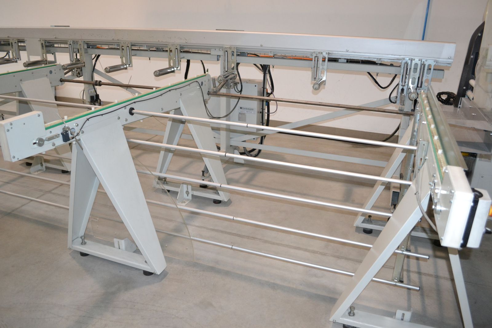 Darabológép behordóasztallal 11