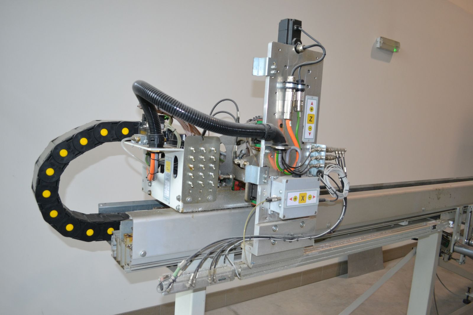 Darabológép behordóasztallal 12