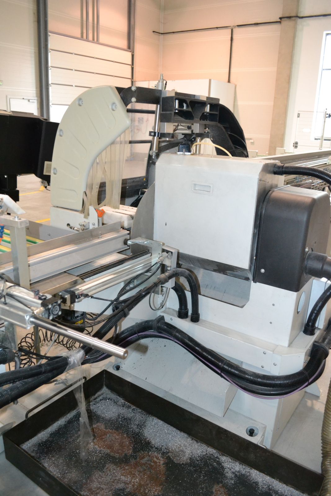 Darabológép behordóasztallal 16