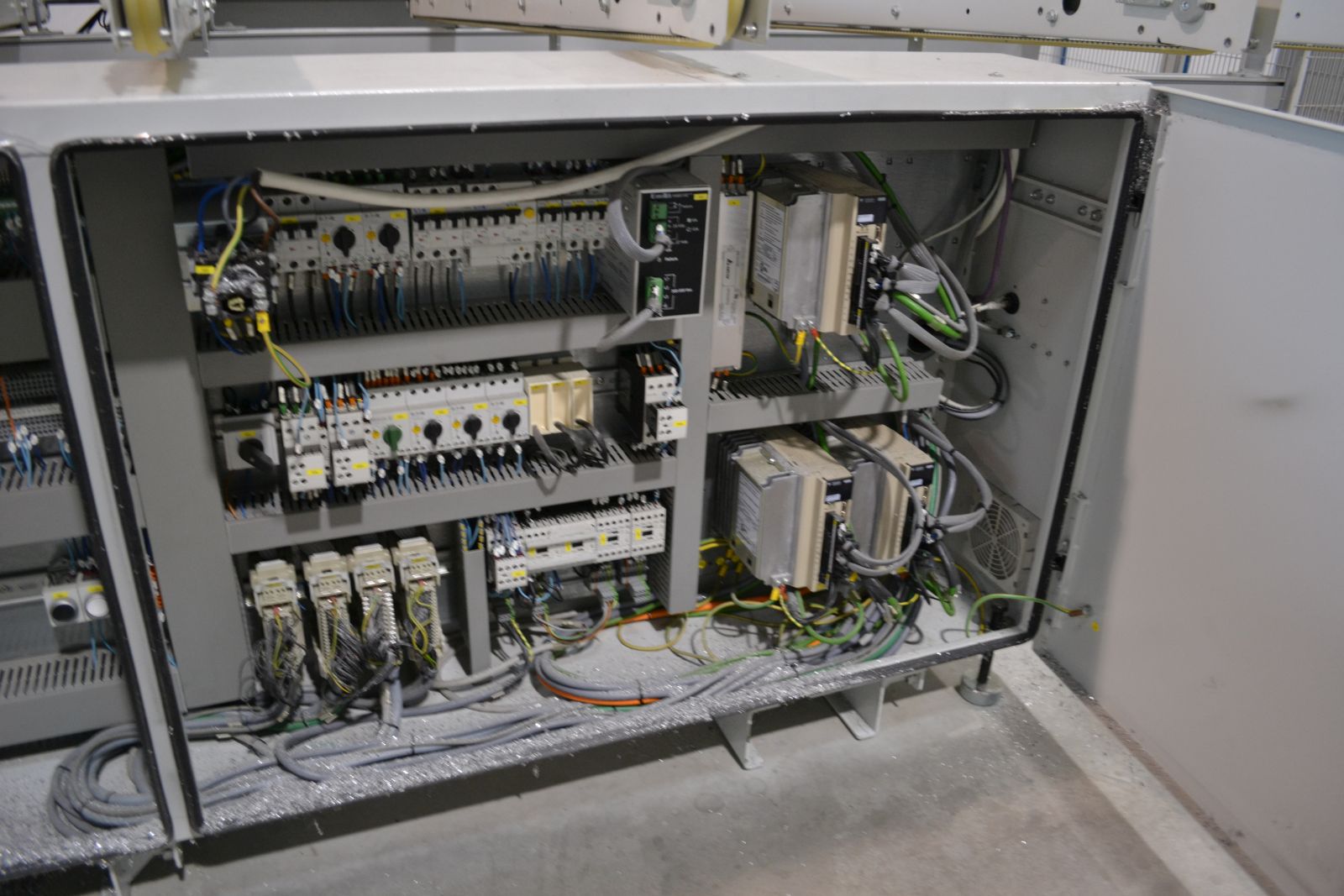 Darabológép behordóasztallal 24