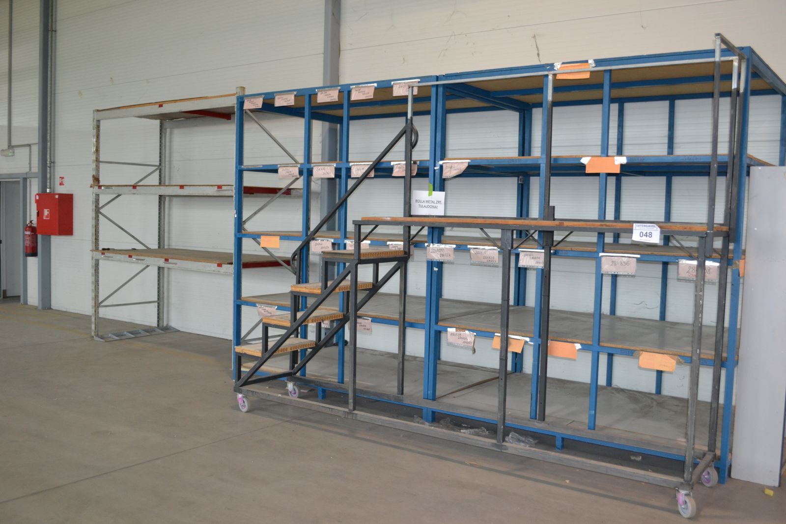 Polcok lépcsővel 1