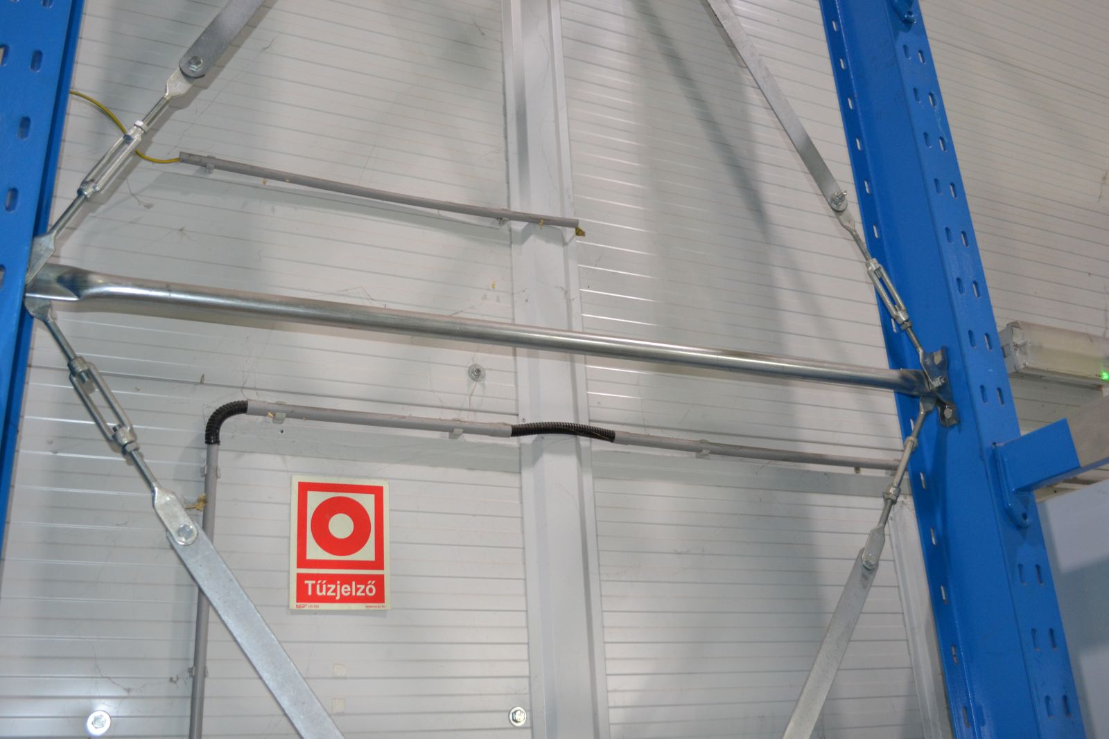 Szálanyagtároló állvány 7