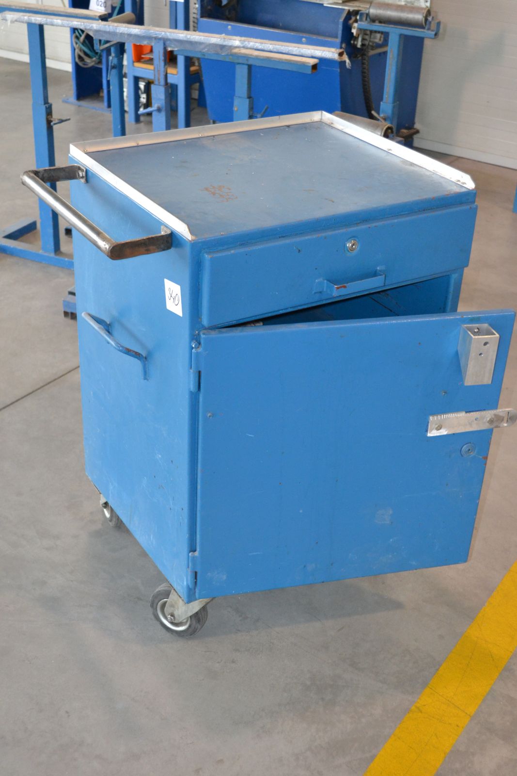 Gurulós fémszekrény 1