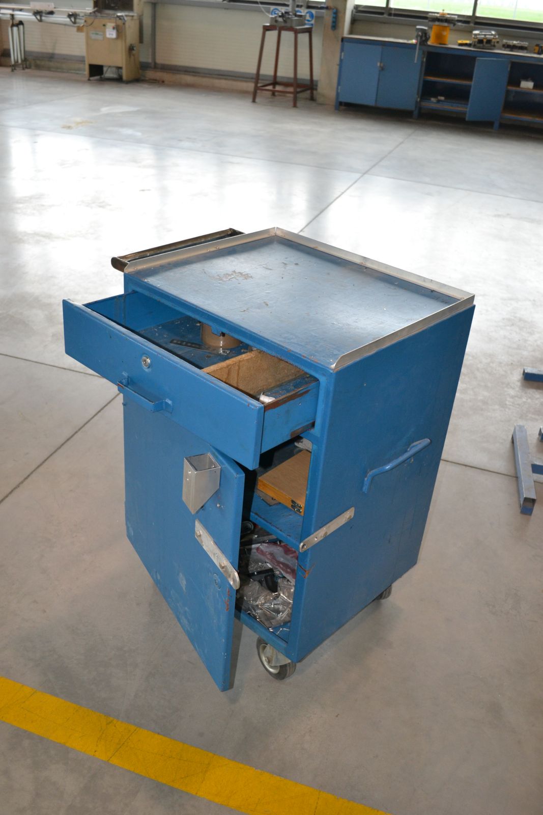 Gurulós fémszekrény 2