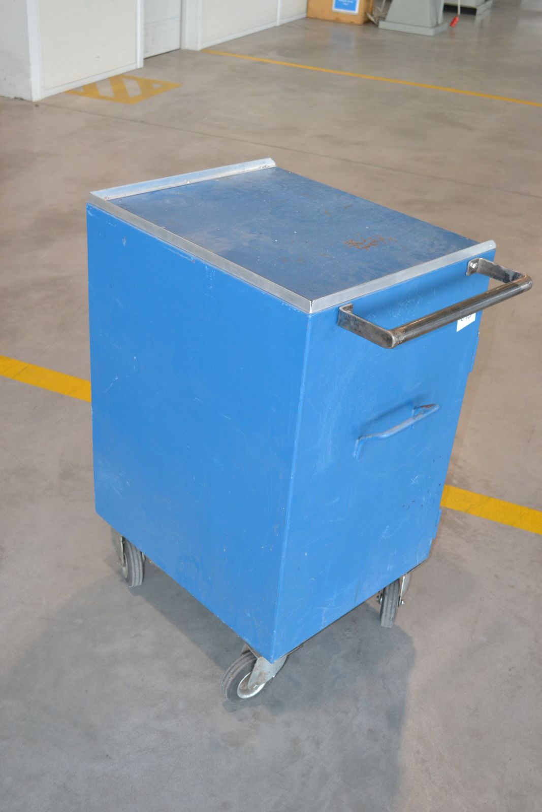 Gurulós fémszekrény 3