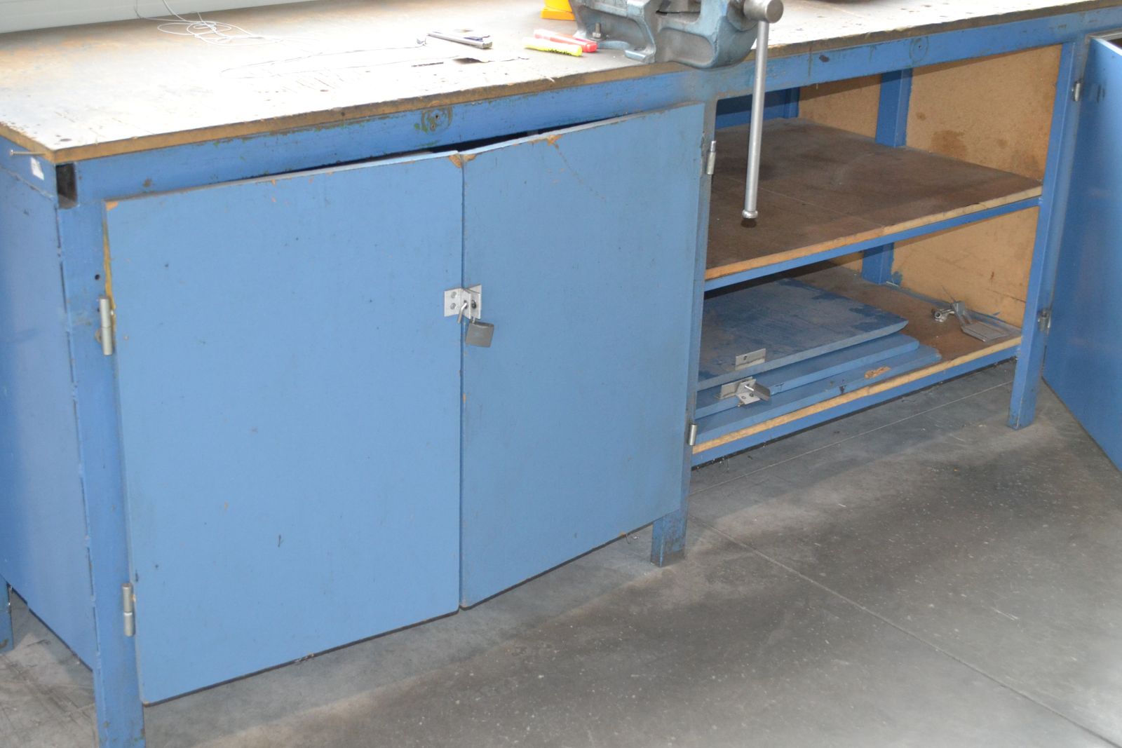 Munkaasztal satuval 4