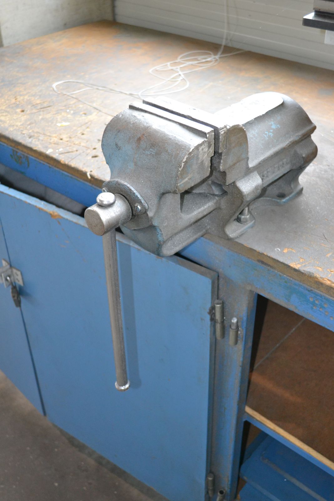 Munkaasztal satuval 6