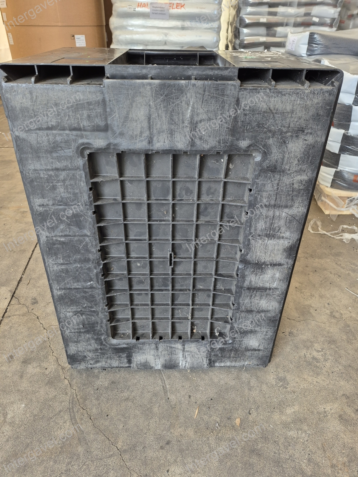 Duplafalú, fekete láda 4