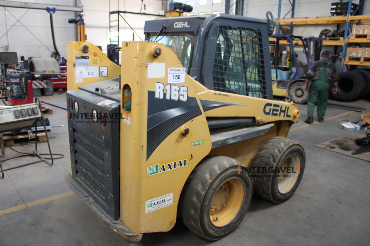 Csúszókormányos - GEHL 4