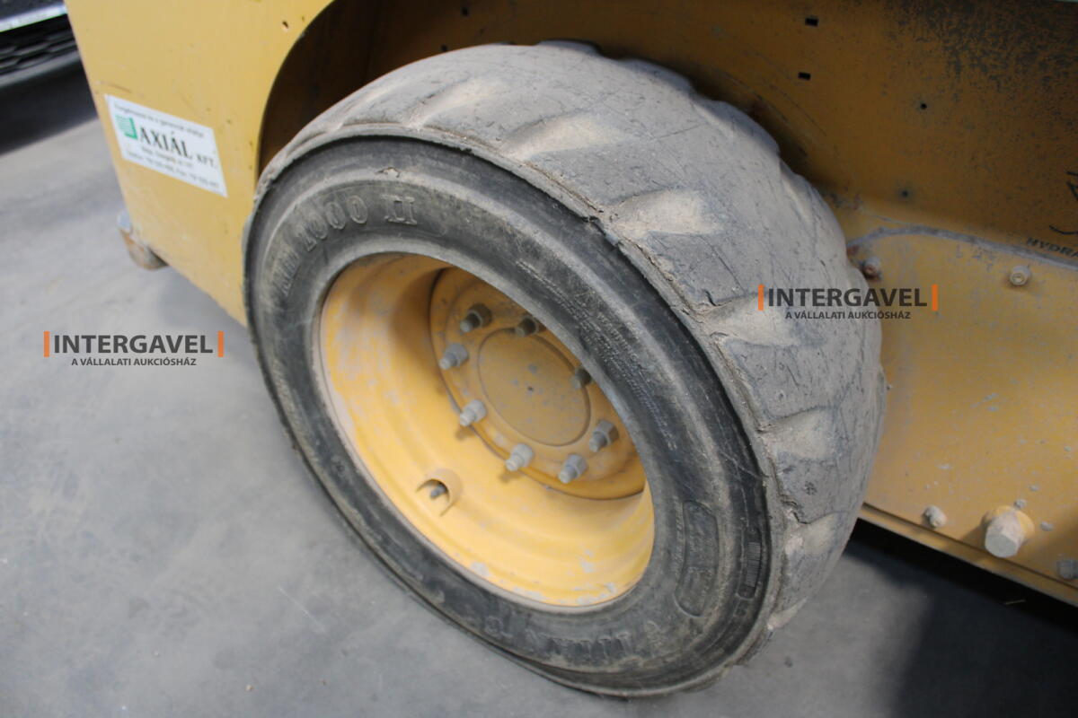 Csúszókormányos - GEHL 8