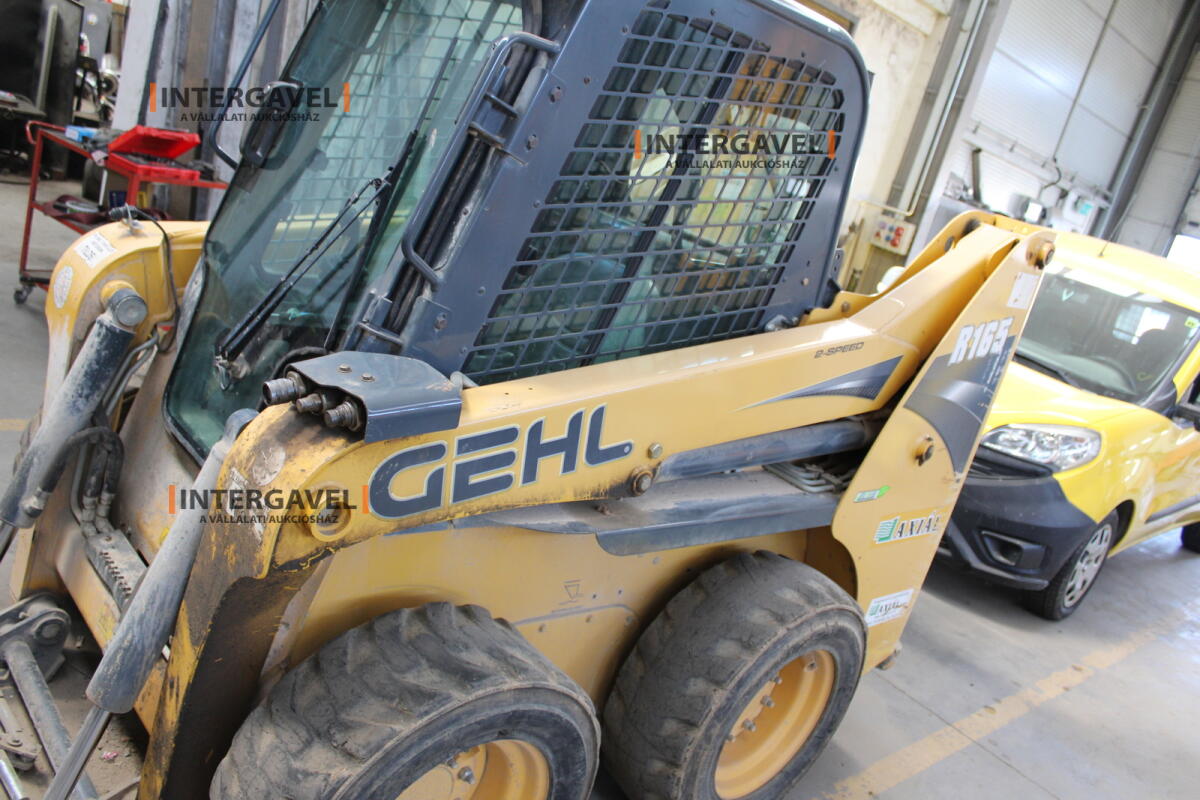 Csúszókormányos - GEHL 11