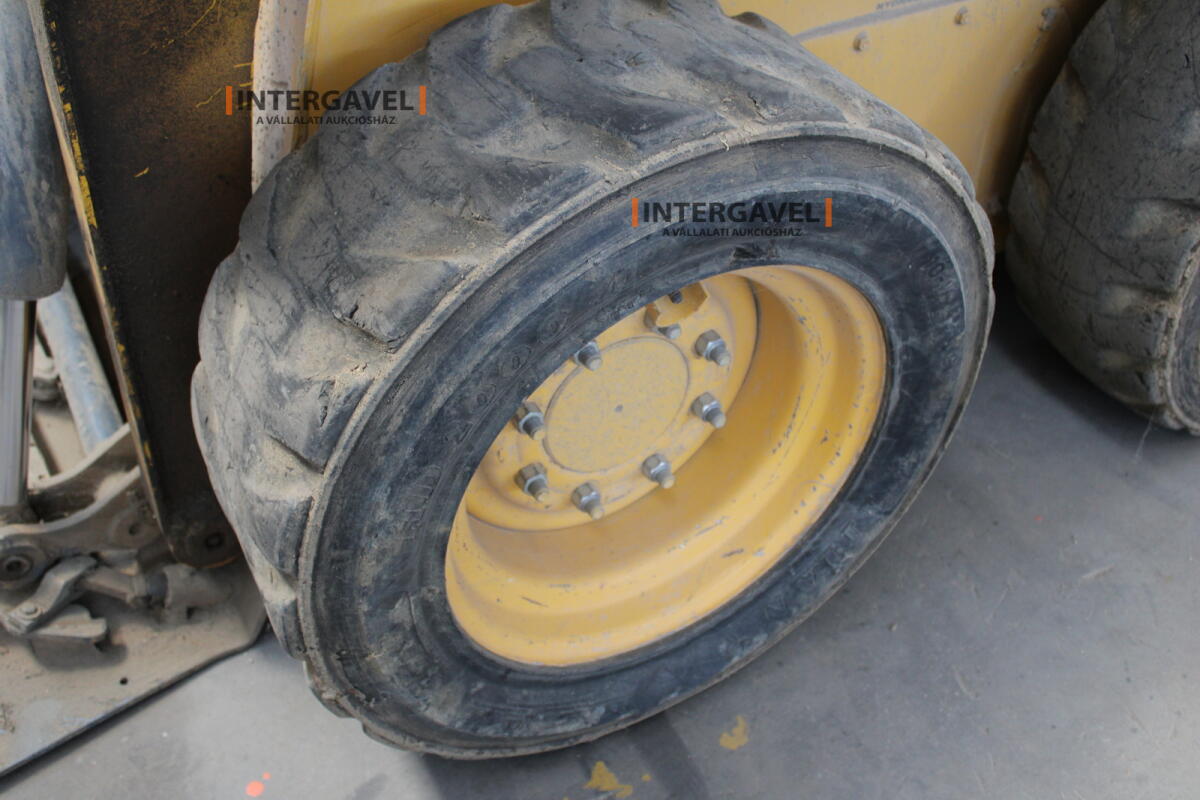 Csúszókormányos - GEHL 12