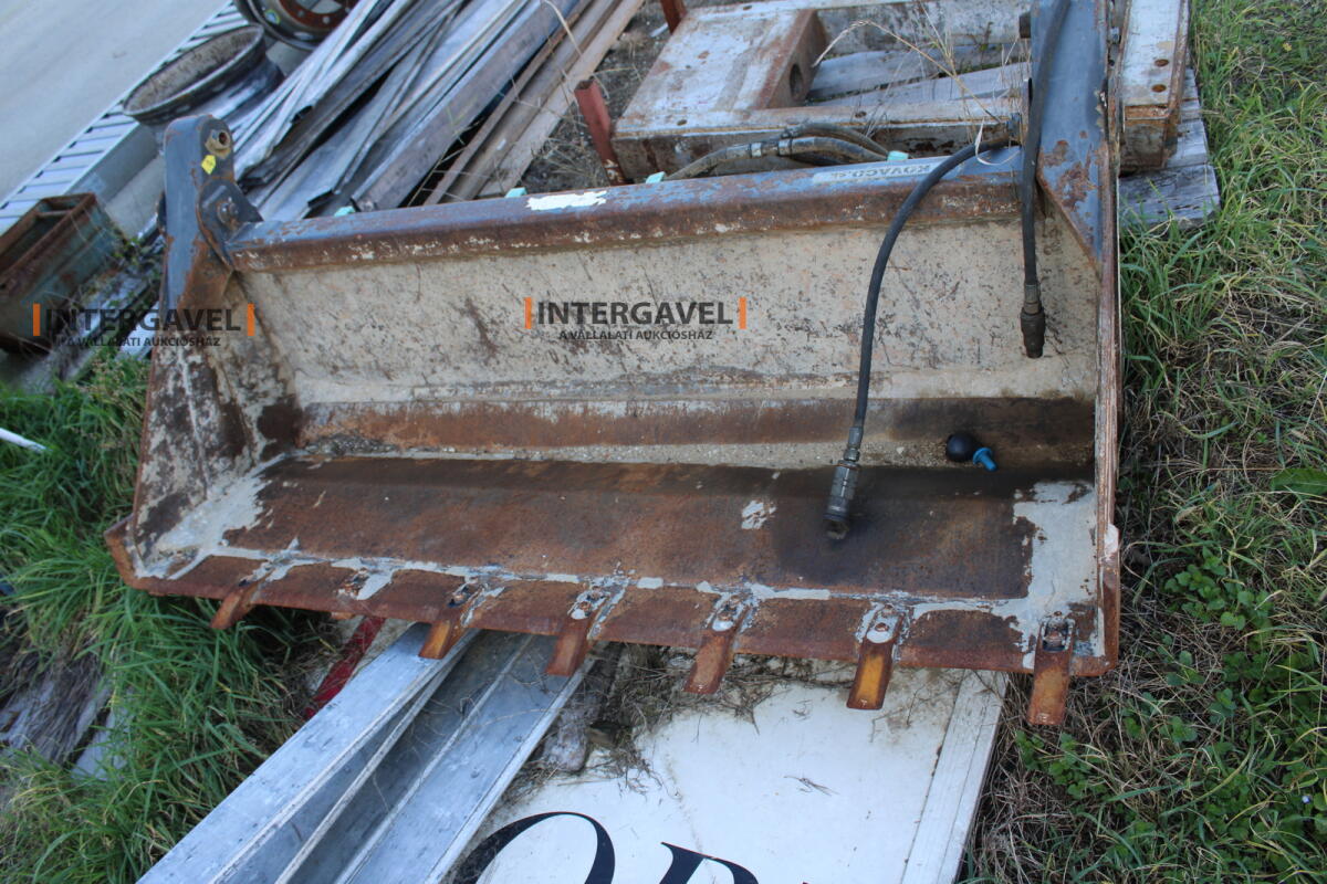 Csúszókormányos - GEHL 35