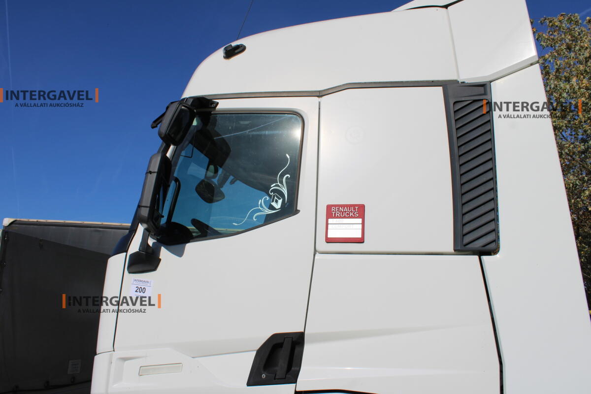 Nyerges vontató - Renault 8