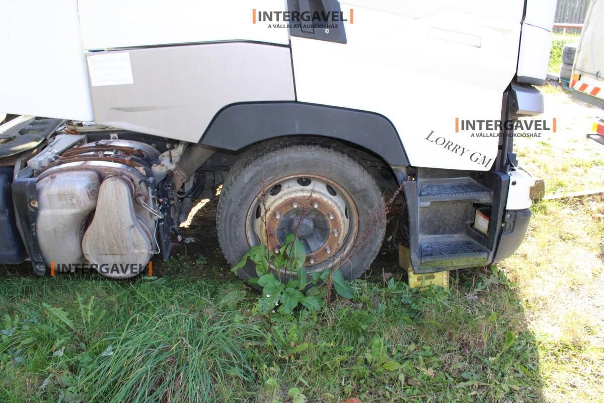 Nyerges vontató - Renault 18