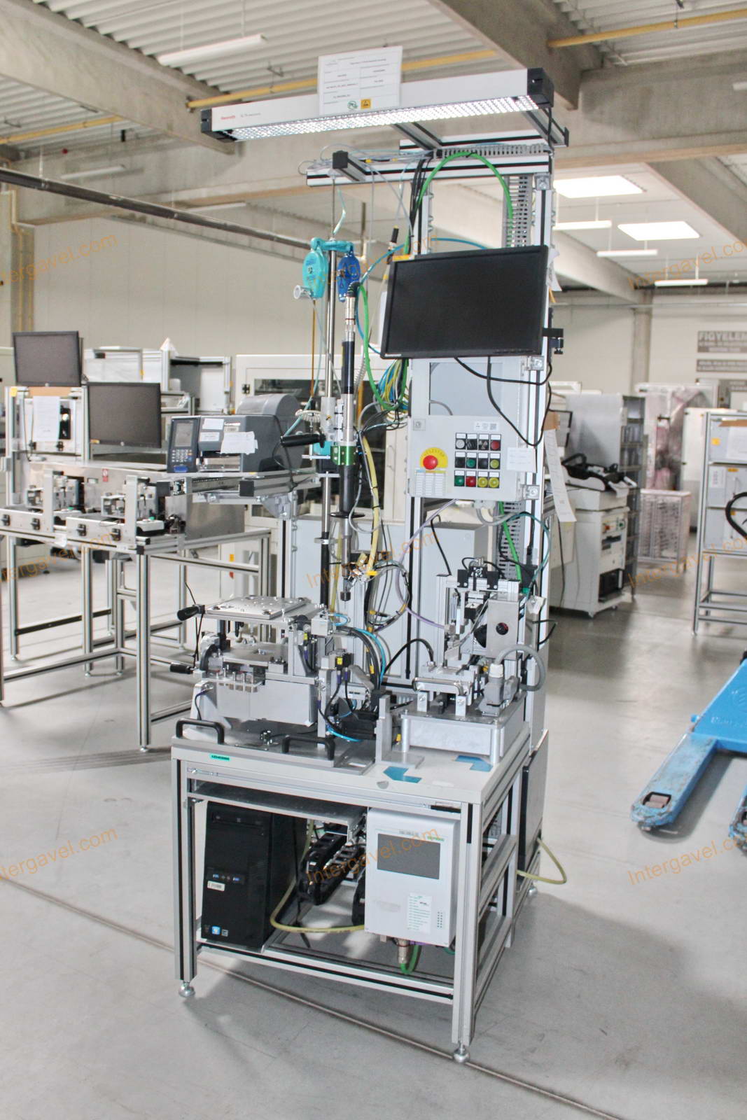 Bontott szerelő munkahely