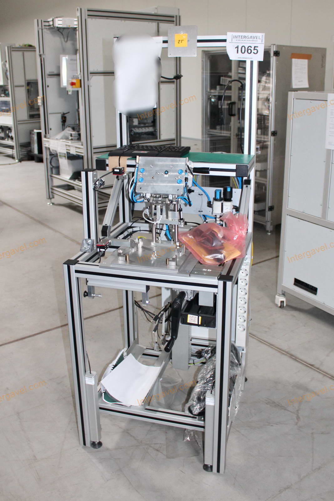 Bontott szerelő munkahely