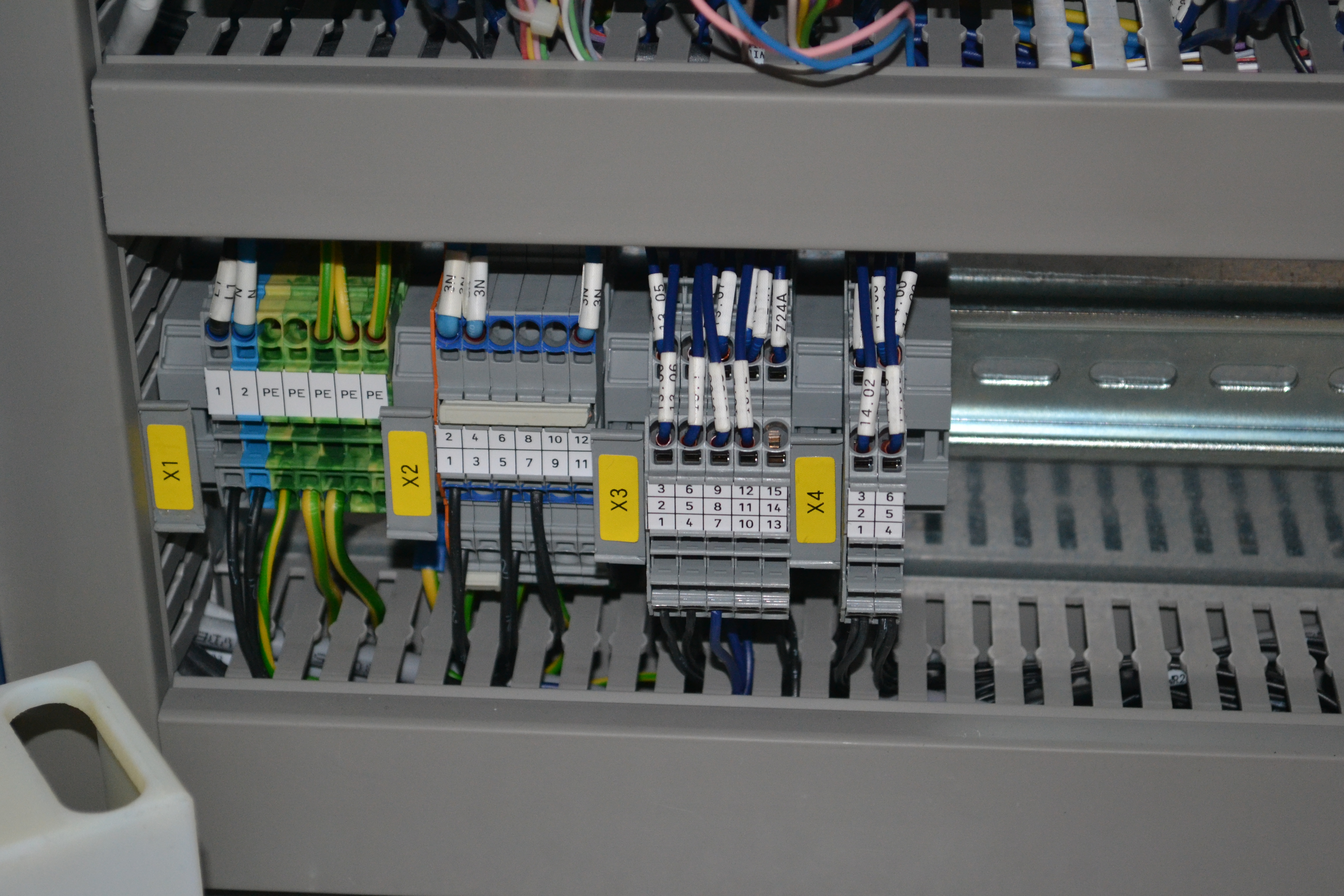 Bontott szerelő munkahely 14