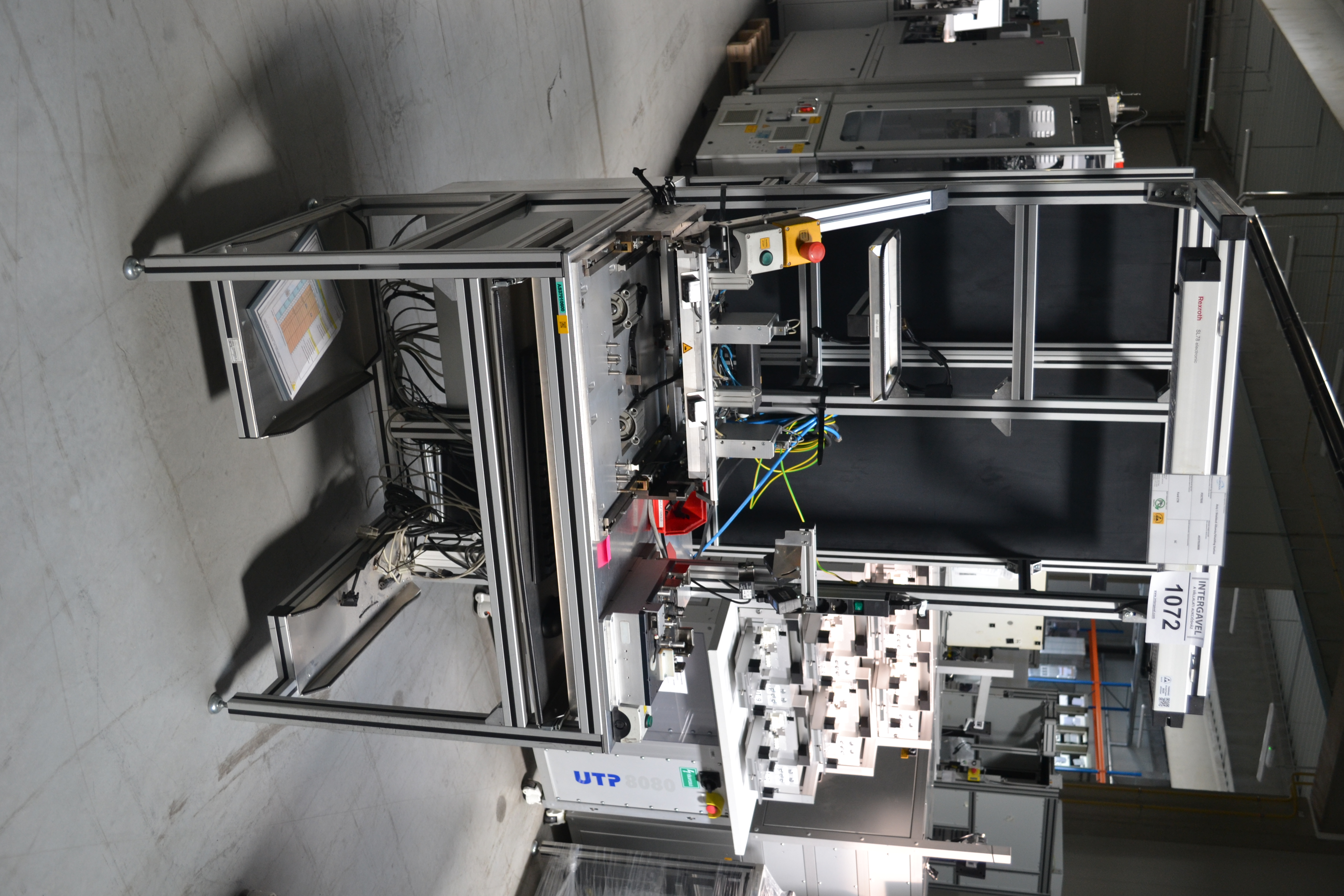 Bontott szerelő munkahely