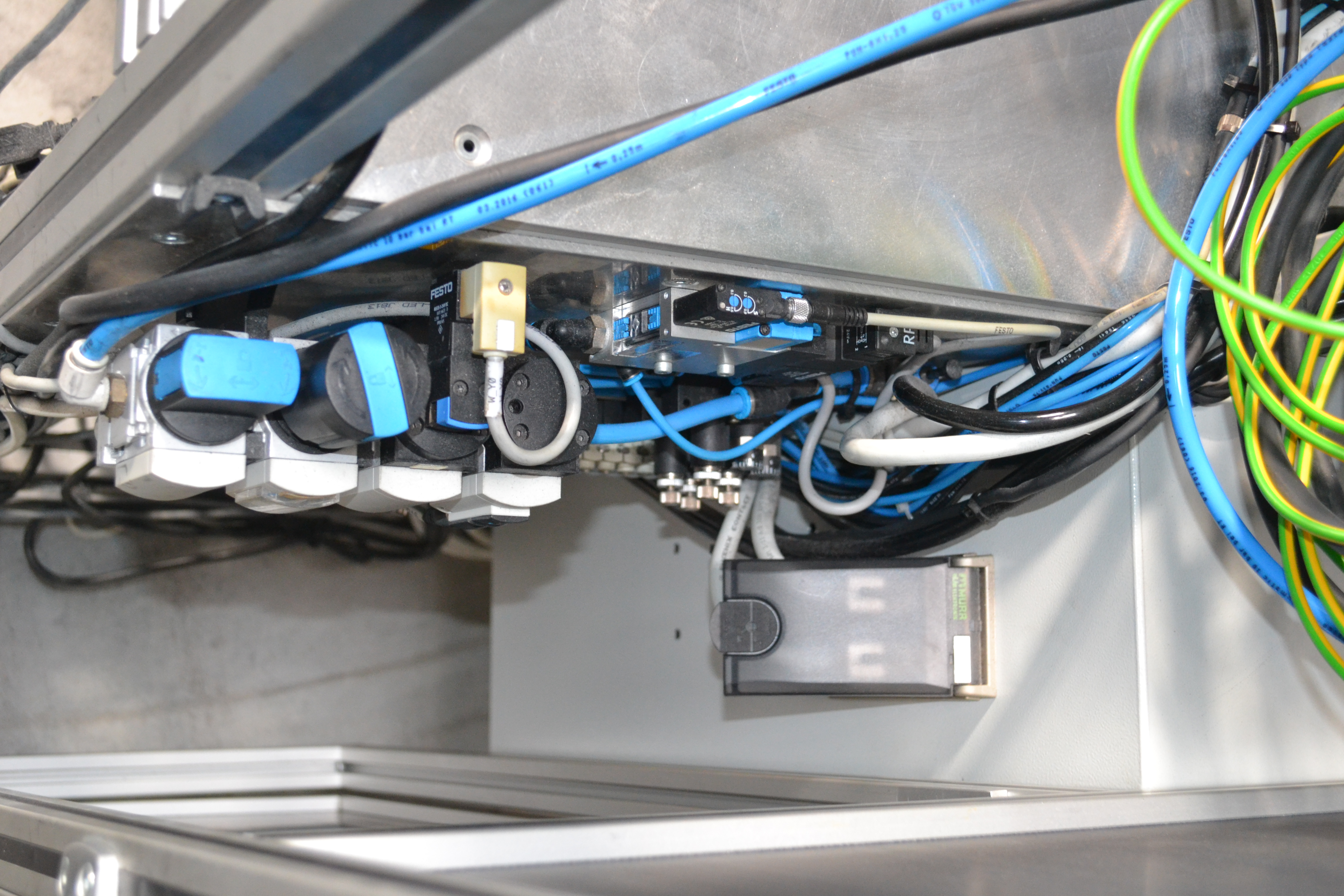 Bontott szerelő munkahely 23