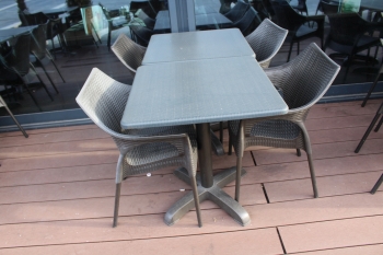 Kültéri asztalok és székek