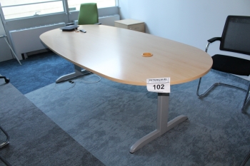 Konferenčný stôl