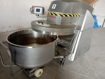 Kneading machine with bowl lifter