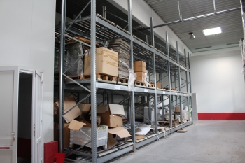 Pallet racking system with rollers